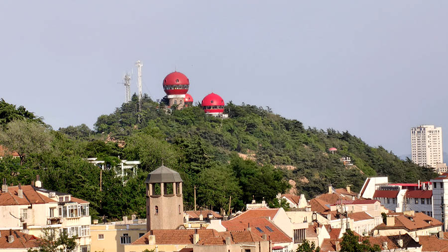aerial view of Signal hill and old town Qingdao, Shandong province, China ทิวทัศน์เมืองชิงเต่าย่ านเมืองเก่า และ Signal hill, มณฑลชานตง ประเทศจีน