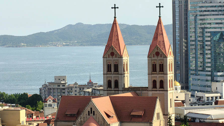 aerial view of old town Qingdao, Shandong province, China ทิวทัศน์เมืองชิงเต่าย่ านเมืองเก่า มณฑลชานตง ประเทศจีน