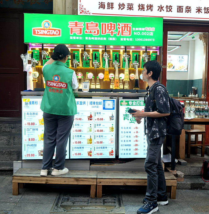 draft beer store at Zhongshan Rd. walking street in old town Qingdao, Qingdao, Shandong province, China ร้านขายเบียร์ ถนนคนเดินจงซาน ย่านเมืองเก่า, ชิงเต่า มณฑลชานตง ประเทศจีน