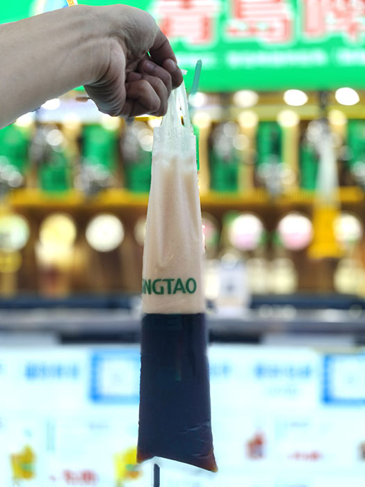 draft beer store at Zhongshan Rd. walking street in old town Qingdao, Qingdao, Shandong province, China ร้านขายเบียร์ ถนนคนเดินจงซาน ย่านเมืองเก่า, ชิงเต่า มณฑลชานตง ประเทศจีน
