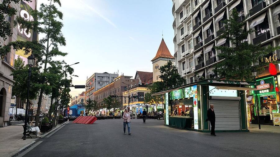 Zhongshan Rd. walking street in old town Qingdao, Qingdao, Shandong province, China ถนนคนเดินจงซาน ย่านเมืองเก่า, ชิงเต่า มณฑลชานตง ประเทศจีน