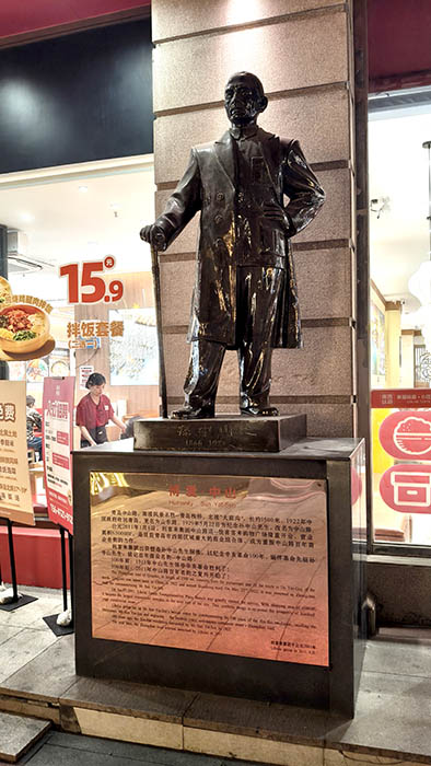 Zhongshan Rd. walking street in old town Qingdao, Qingdao, Shandong province, China ถนนคนเดินจงซาน ย่านเมืองเก่า, ชิงเต่า มณฑลชานตง ประเทศจีน