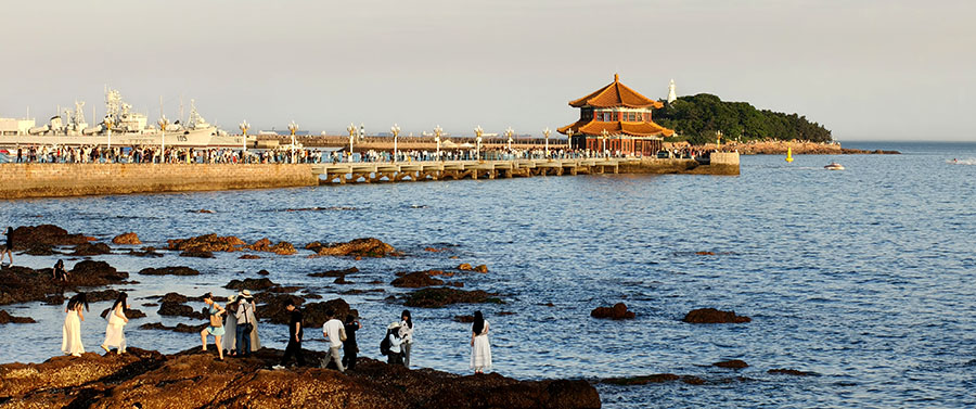 Zhanqiao pier Qingdao old town, Qingdao, Shandong province, China สะพานจ้านเฉียว ย่านเมืองเก่า, ชิงเต่า มณฑลชานตง ประเทศจีน