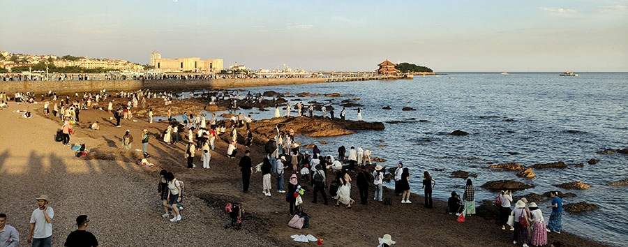 Zhanqiao pier Qingdao old town, Qingdao, Shandong province, China สะพานจ้านเฉียว ย่านเมืองเก่า, ชิงเต่า มณฑลชานตง ประเทศจีน