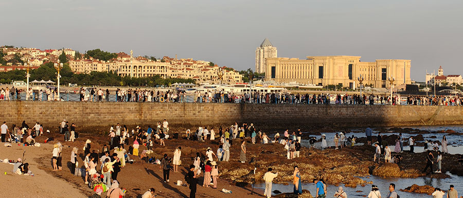 Zhanqiao pier Qingdao old town, Qingdao, Shandong province, China สะพานจ้านเฉียว ย่านเมืองเก่า, ชิงเต่า มณฑลชานตง ประเทศจีน