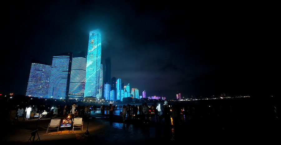 Qingdao cyberpunk beach, No.3rd beach, Skyscrapers light show at night, Qingdao, Shandong province, หาดไซเบอร์พังค์, หาดหมายเลข 3, โชว์ไฟตึก CBD, ชิงเต่า มณฑลชานตง ประเทศจีน