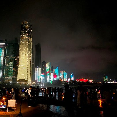 Qingdao cyberpunk beach, No.3rd beach, Skyscrapers light show at night, Qingdao, Shandong province, หาดไซเบอร์พังค์, หาดหมายเลข 3, โชว์ไฟตึก CBD, ชิงเต่า มณฑลชานตง ประเทศจีน
