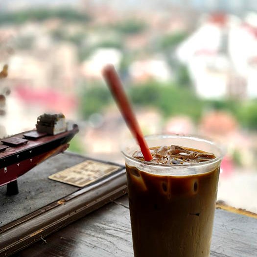 Osmanthus Latteม One Cafe, Signal Hill Park, Qingdao, Shandong province, China , ลาเต้เย็นหอมหมื่นลี้ ร้าน One Coffee จุดชมวิวภูเขาหอส่งสัญญาณ ชิงเต่า มณฑลชานตง ประเทศจีน