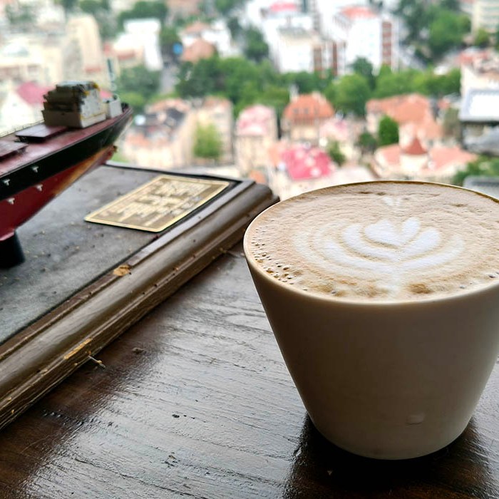 Almond Latte, One Coffee, Signal Hill Park, Qingdao, Shandong province, China , ลาเต้อัลมอนด์ ร้าน One Coffee จุดชมวิวภูเขาหอส่งสัญญาณ ชิงเต่า มณฑลชานตง ประเทศจีน