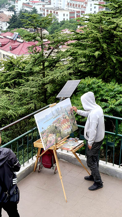 Painter at Signal Hill Park, Qingdao, Shandong province, China , จิตรกร ที่ทางลงจุดชมวิวภูเขาหอส่งสัญญาณ ชิงเต่า มณฑลชานตง ประเทศจีน