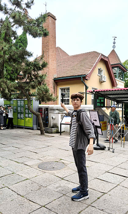 Building near Signal Hill Park south entrance, Qingdao, Shandong province, China , อาคารใกล้ประตูฝั่งทิศใต้ จุดชมวิวภูเขาหอส่งสัญญาณ ชิงเต่า มณฑลชานตง ประเทศจีน