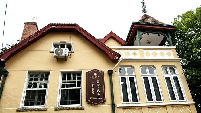 Building near Signal Hill Park south entrance, Qingdao, Shandong province, China , อาคารใกล้ประตูฝั่งทิศใต้ จุดชมวิวภูเขาหอส่งสัญญาณ ชิงเต่า มณฑลชานตง ประเทศจีน