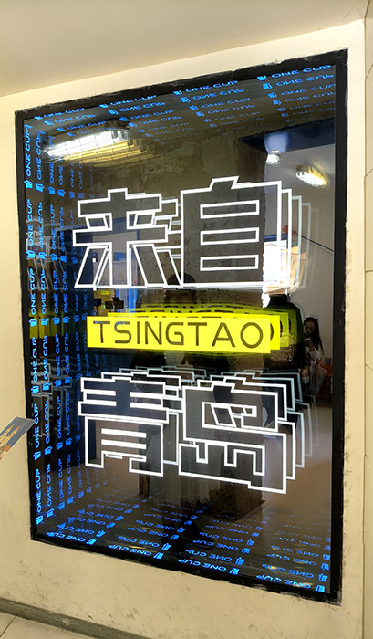 Souvenir shop at Longjiang road, Qingdao, Shandong province, China , ร้านขายของที่ระลึกที่ถนนหลงเจียง ชิงเต่า มณฑลชานตง ประเทศจีน