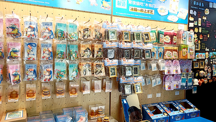 Souvenir shop at Longjiang road, Qingdao, Shandong province, China , ร้านขายของที่ระลึกที่ถนนหลงเจียง ชิงเต่า มณฑลชานตง ประเทศจีน