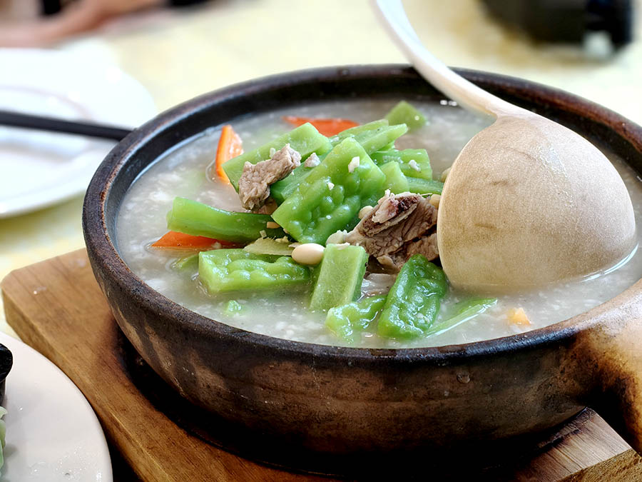Pork rib with Momordica Charantia, Jǐnxiù Restaurant, Badaguan, Qingdao, Shandong province, China ต้มกระดูกหมู ใส่มะระ สไตล์ซานตง, ภัตตาคาร จิ่นสิ้ว ที่ปาต้ากวน ชิงเต่า มณฑลชานตง ประเทศจีน