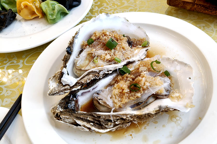 grilled oyster, Jǐnxiù Restaurant, Badaguan, Qingdao, Shandong province, China หอยนางรมย่าง ภัตตาคาร จิ่นสิ้ว ที่ปาต้ากวน ชิงเต่า มณฑลชานตง ประเทศจีน