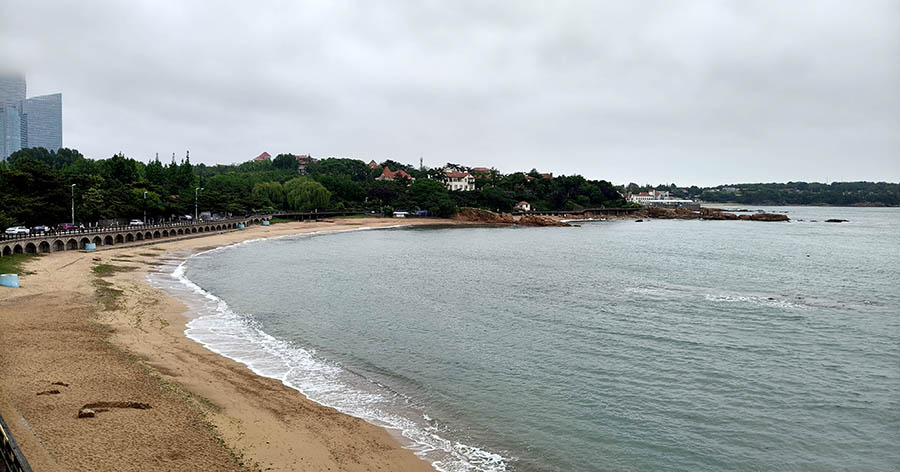 Beach near Badaguan sanatorium, Qingdao, Shandong province, China หาดใกล้สถานพักฟื้น ที่ปาต้ากวน ชิงเต่า มณฑลชานตง ประเทศจีน