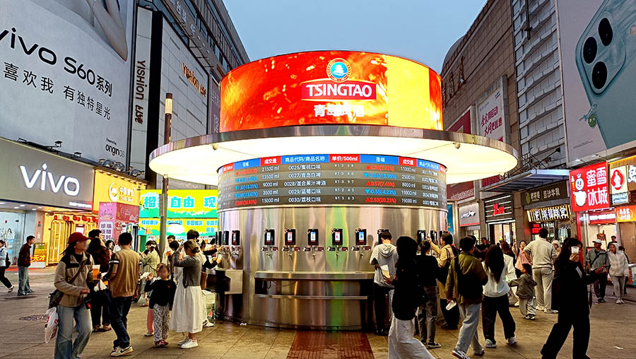 Taidong night market, Qingdao, Shandong province, China ตลาดกลางคืนไถตง, ชิงเต่า มณฑลชานตง ประเทศจีน