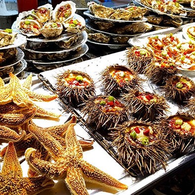 Taidong night market, Qingdao, Shandong province, China ตลาดกลางคืนไถตง, ชิงเต่า มณฑลชานตง ประเทศจีน