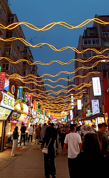 Taidong night market, Qingdao, Shandong province, China ตลาดกลางคืนไถตง, ชิงเต่า มณฑลชานตง ประเทศจีน