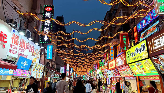 Taidong night market, Qingdao, Shandong province, China ตลาดกลางคืนไถตง, ชิงเต่า มณฑลชานตง ประเทศจีน