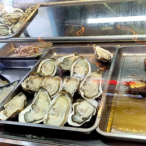 Taidong night market, Qingdao, Shandong province, China ตลาดกลางคืนไถตง, ชิงเต่า มณฑลชานตง ประเทศจีน