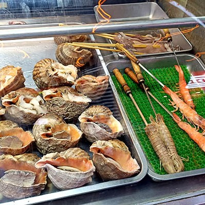 Taidong night market, Qingdao, Shandong province, China ตลาดกลางคืนไถตง, ชิงเต่า มณฑลชานตง ประเทศจีน