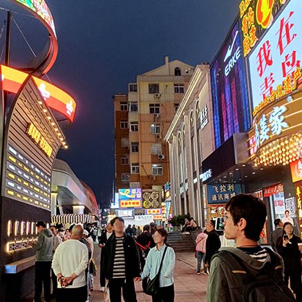 Taidong night market, Qingdao, Shandong province, China ตลาดกลางคืนไถตง, ชิงเต่า มณฑลชานตง ประเทศจีน