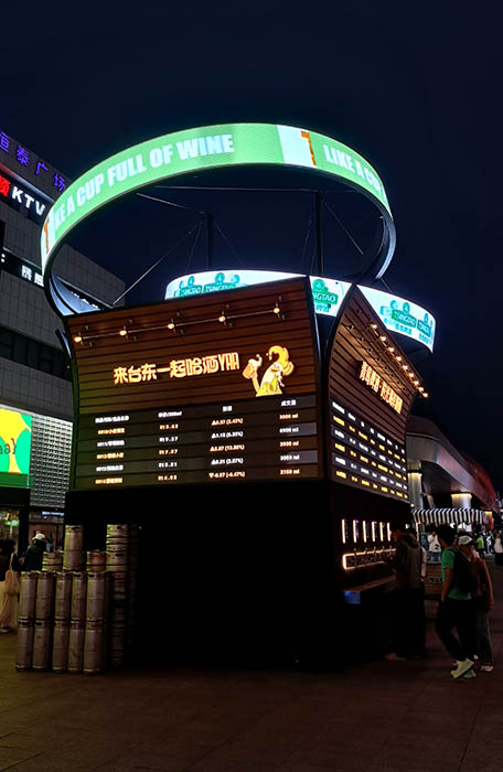 Taidong night market, Qingdao, Shandong province, China ตลาดกลางคืนไถตง, ชิงเต่า มณฑลชานตง ประเทศจีน