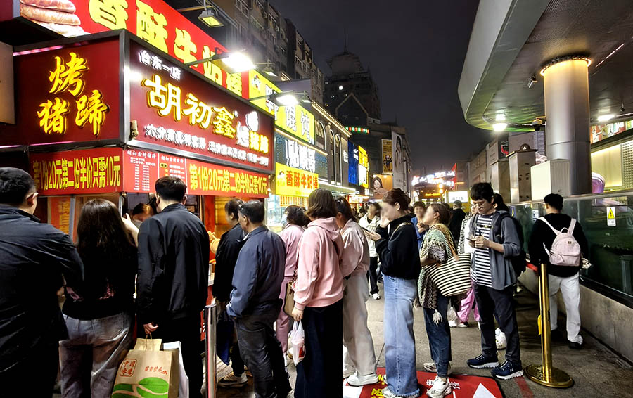 Taidong night market, Qingdao, Shandong province, China ตลาดกลางคืนไถตง, ชิงเต่า มณฑลชานตง ประเทศจีน