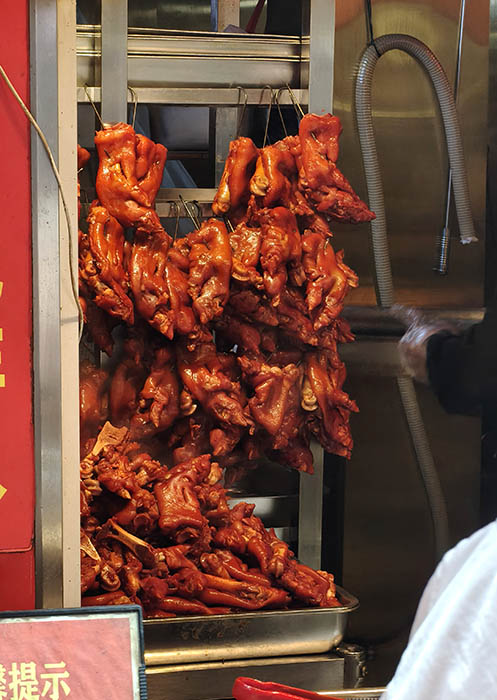 Taidong night market, Qingdao, Shandong province, China ตลาดกลางคืนไถตง, ชิงเต่า มณฑลชานตง ประเทศจีน