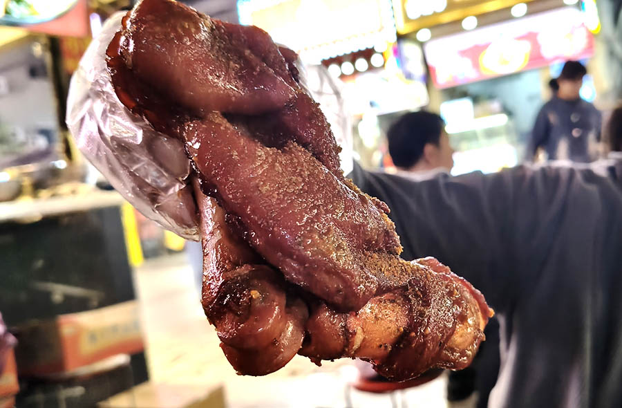 Taidong night market, Qingdao, Shandong province, China ตลาดกลางคืนไถตง, ชิงเต่า มณฑลชานตง ประเทศจีน