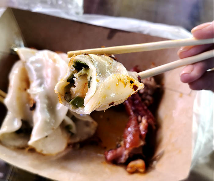 Shrimp PotSticker (Guatia), Taidong night market, Qingdao, Shandong province, China ตลาดกลางคืนไถตง, ชิงเต่า มณฑลชานตง ประเทศจีน