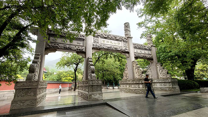 Taiqing Palace entrance, Laoshan National Park, Qingdao, Shandong province, China บริเวณหน้าวัดไท่ชิง อุทยานแห่งชาติเหลาซาน ชิงเต่า มณฑลชานตง ประเทศจีน