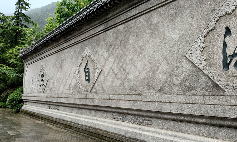 Taiqing Palace entrance, Laoshan National Park, Qingdao, Shandong province, China บริเวณหน้าวัดไท่ชิง อุทยานแห่งชาติเหลาซาน ชิงเต่า มณฑลชานตง ประเทศจีน