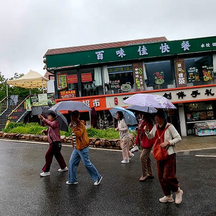 walk to Yangkou tourist service center, Laoshan National Park, Qingdao, Shandong province, China เดินไปยังจุดบริการนักท่องเที่ยว หยางโข่ว อุทยานแห่งชาติเหลาซาน ชิงเต่า มณฑลชานตง ประเทศจีน