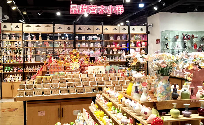 Souvenir shop, Taidong night market, Qingdao, Shandong province, China ร้านขายของฝาก
ตลาดกลางคืนไถตง, ชิงเต่า มณฑลชานตง ประเทศจีน