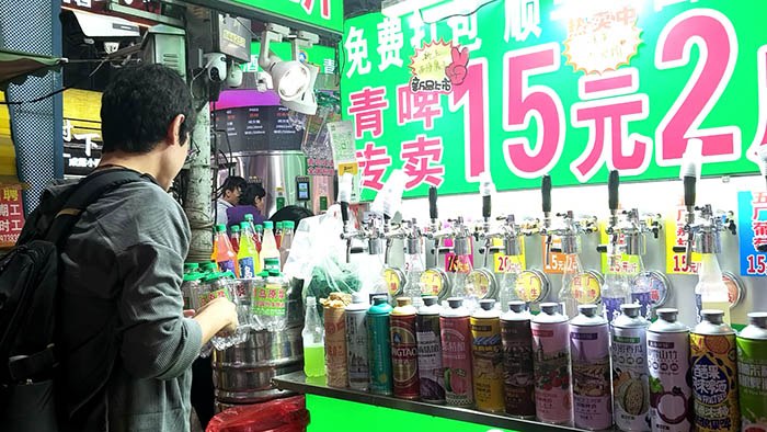 Taidong night market, Qingdao, Shandong province, China ตลาดกลางคืนไถตง, ชิงเต่า มณฑลชานตง ประเทศจีน